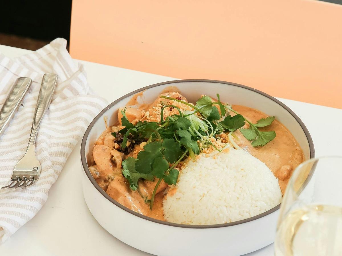 Delve into the harmony of flavourful curries, from our crowd favourite Thai Green.