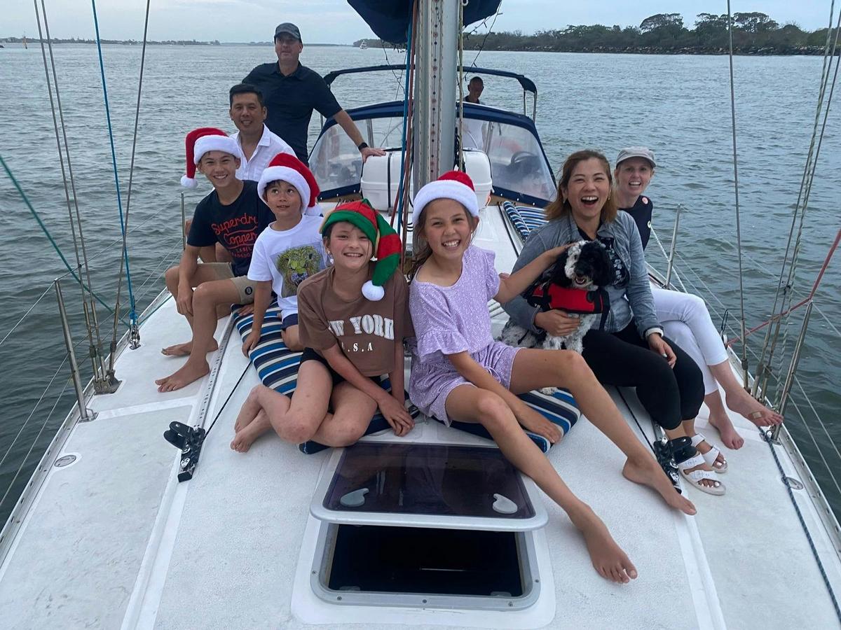 Morning Sailing Cruise with croissants & bubbles