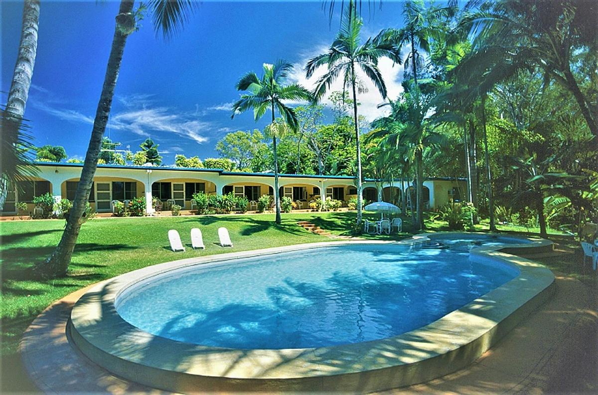 Villa Marine facing rainforest, 50m to beach