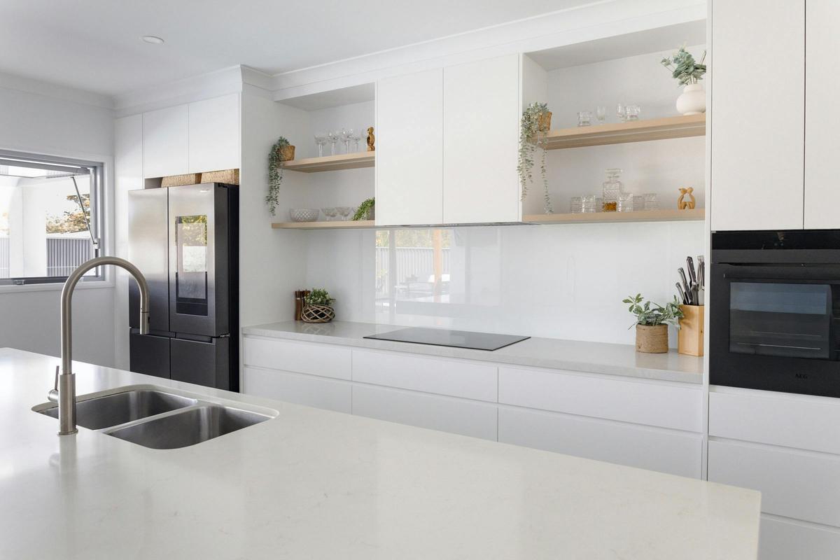 Large kitchen with butlers kitchen