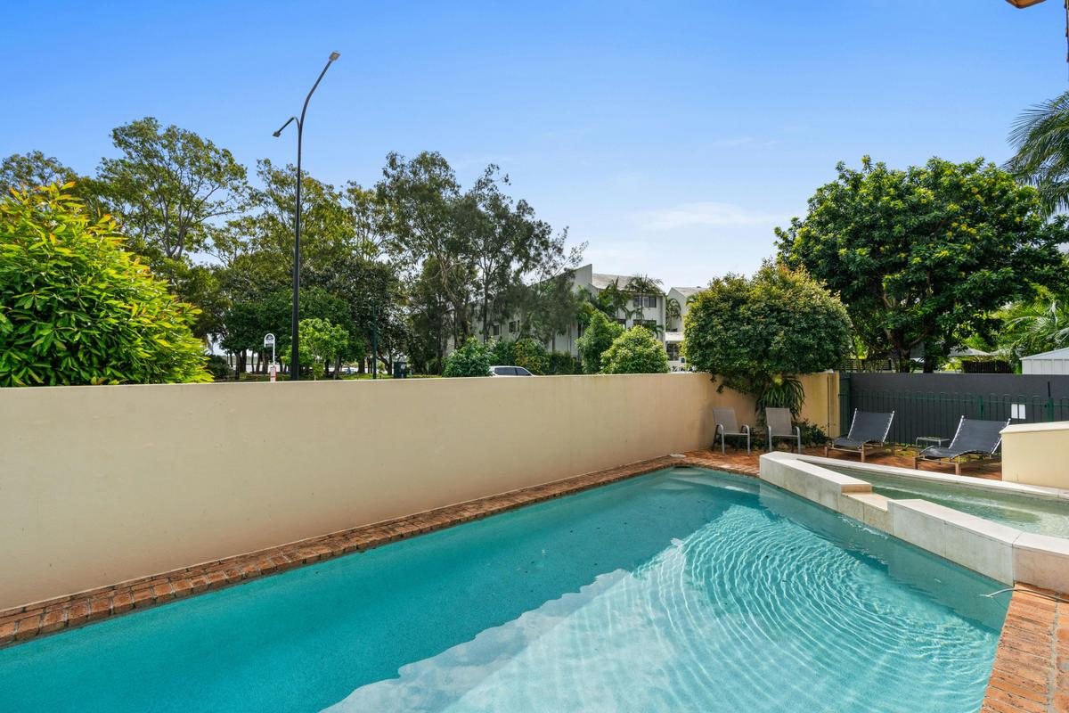 Complex pool
