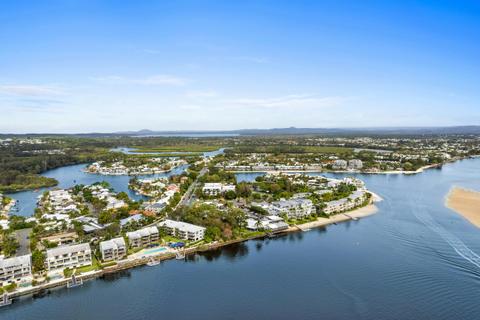 Tides on Noosa Parade