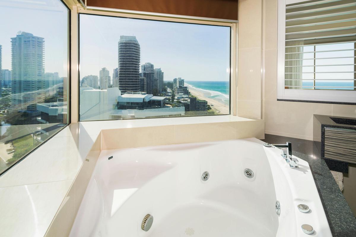 3 Bedroom Platinum Penthouse spa bath