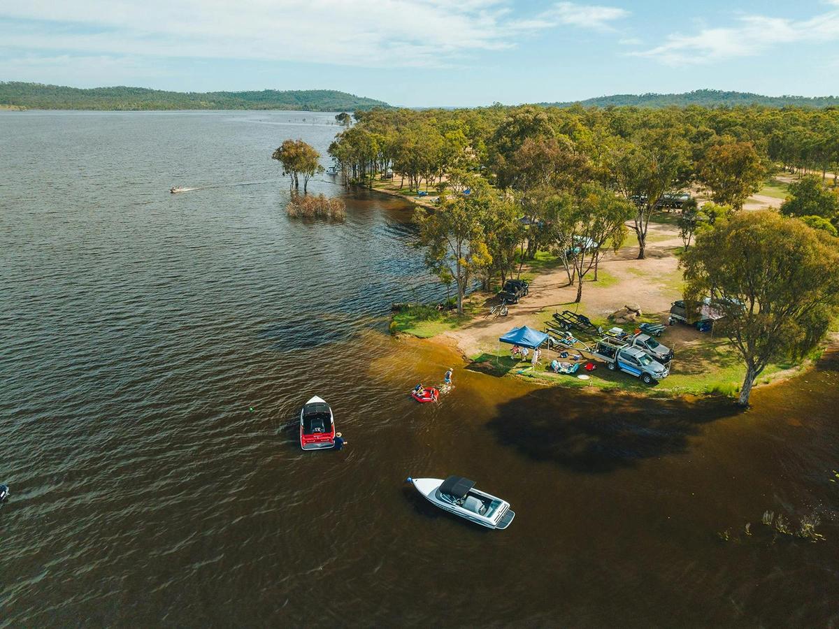 Waterfront at Washpool Camping Reserve at Lake Leslie