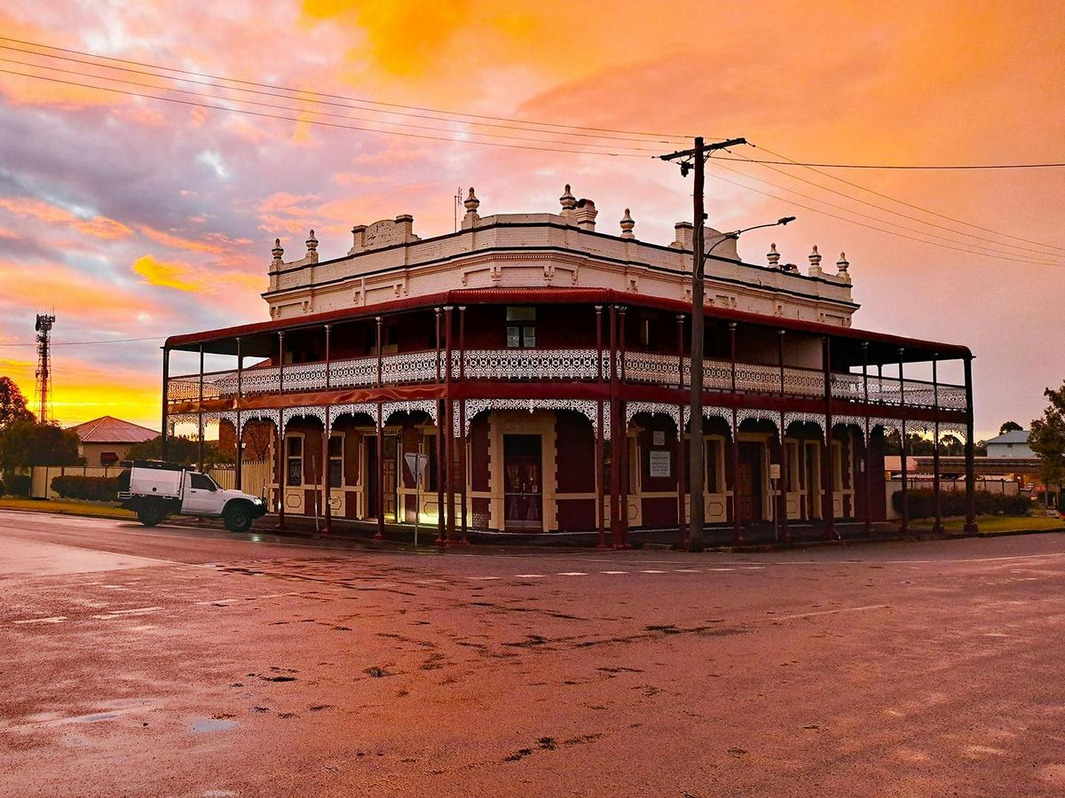 National (O'Mahony's) Hotel