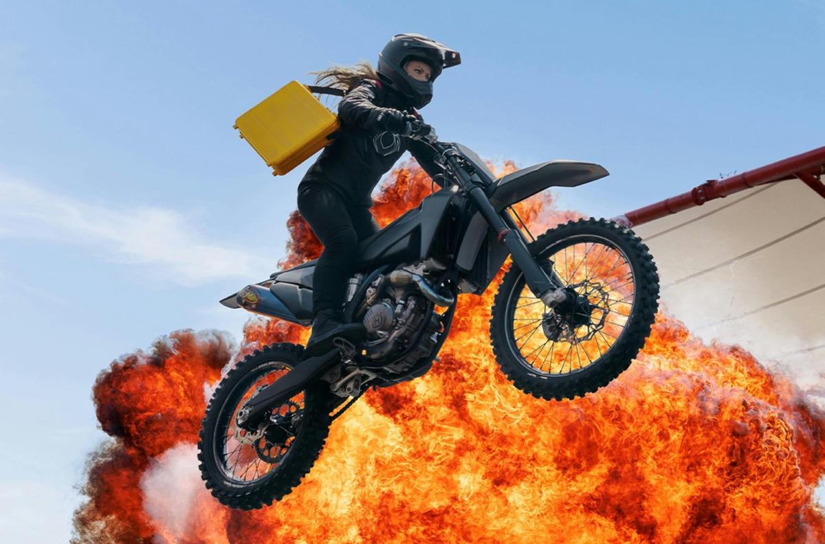 Warner Bros. Movie World - Spy Chase Stunt Show