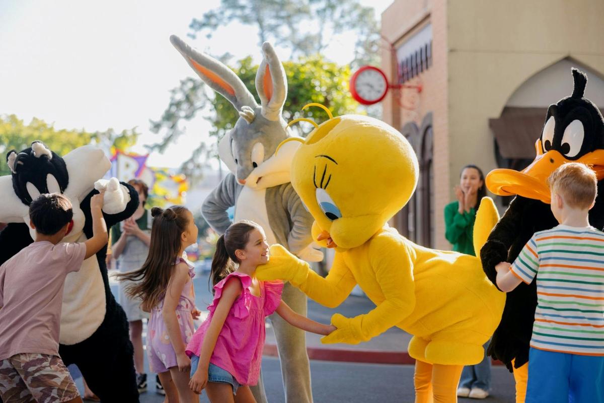 Warner Bros. Movie World - Looney Tunes Dance party