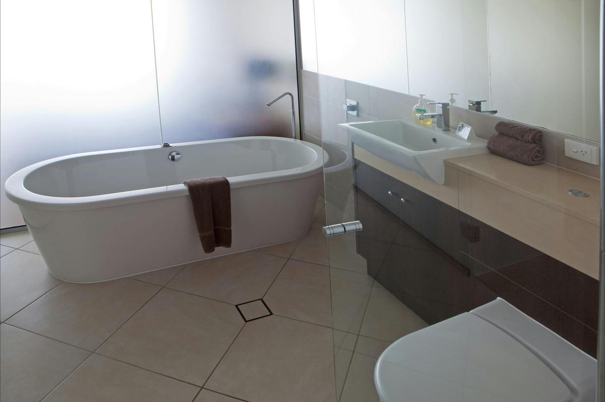 ensuite bathroom with separate shower