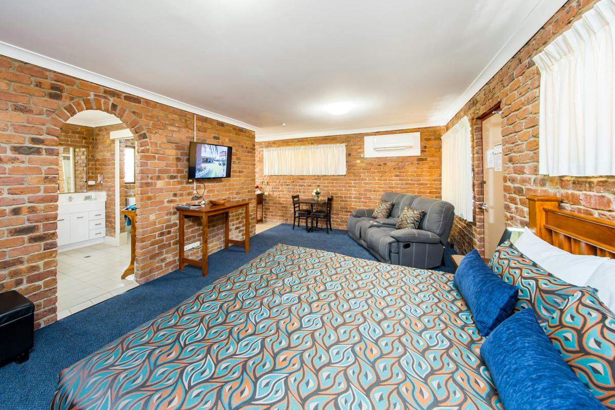King Spa & Courtyard has King bed, 2 person spa & private courtyard, ultimate luxury for couples