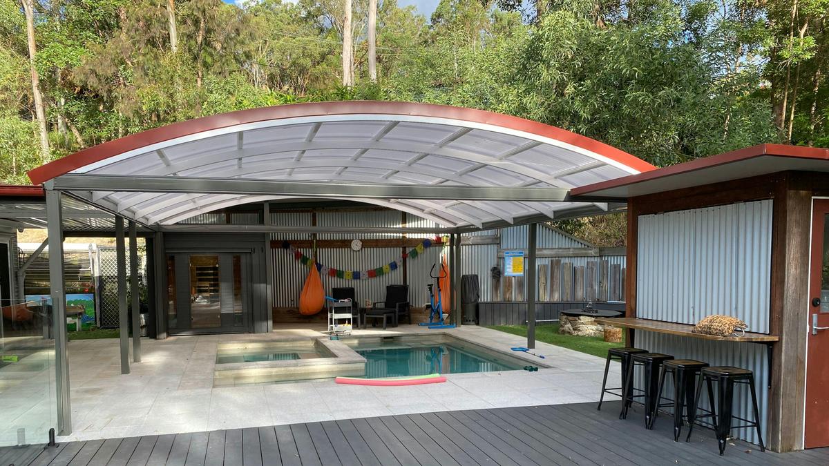Pool, sauna, spa, outdoor kitchen, bathroom