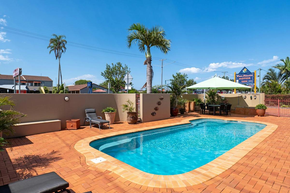Villa Mirasol Motor Inn Pool