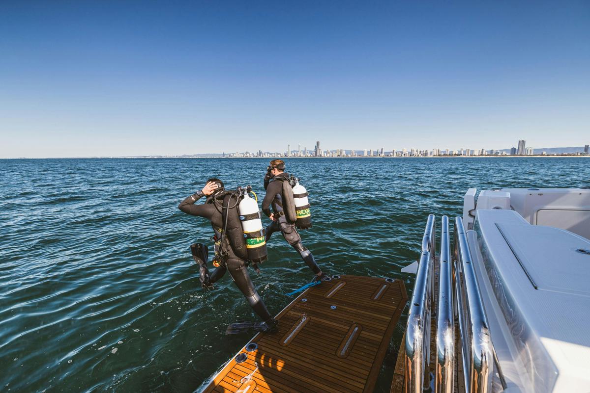 Scuba divers ready to dive Wonder Reef Gold Coast