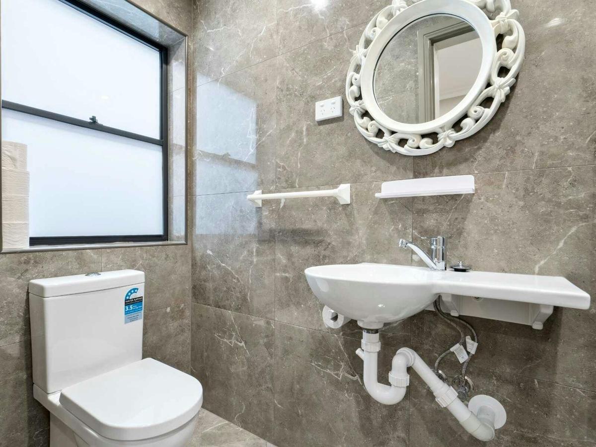 Azzurro hotel bath room