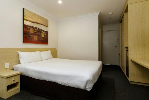Byrneside Queen Motel Room