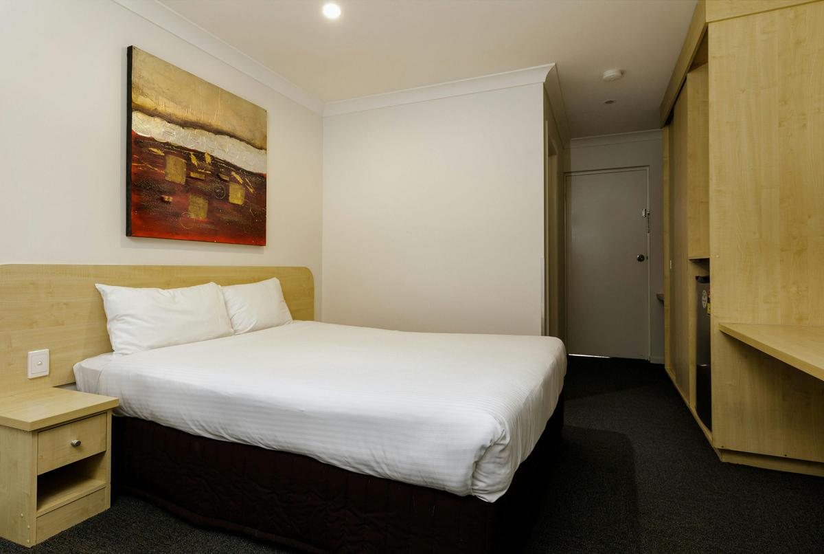 Byrneside Queen Motel Room