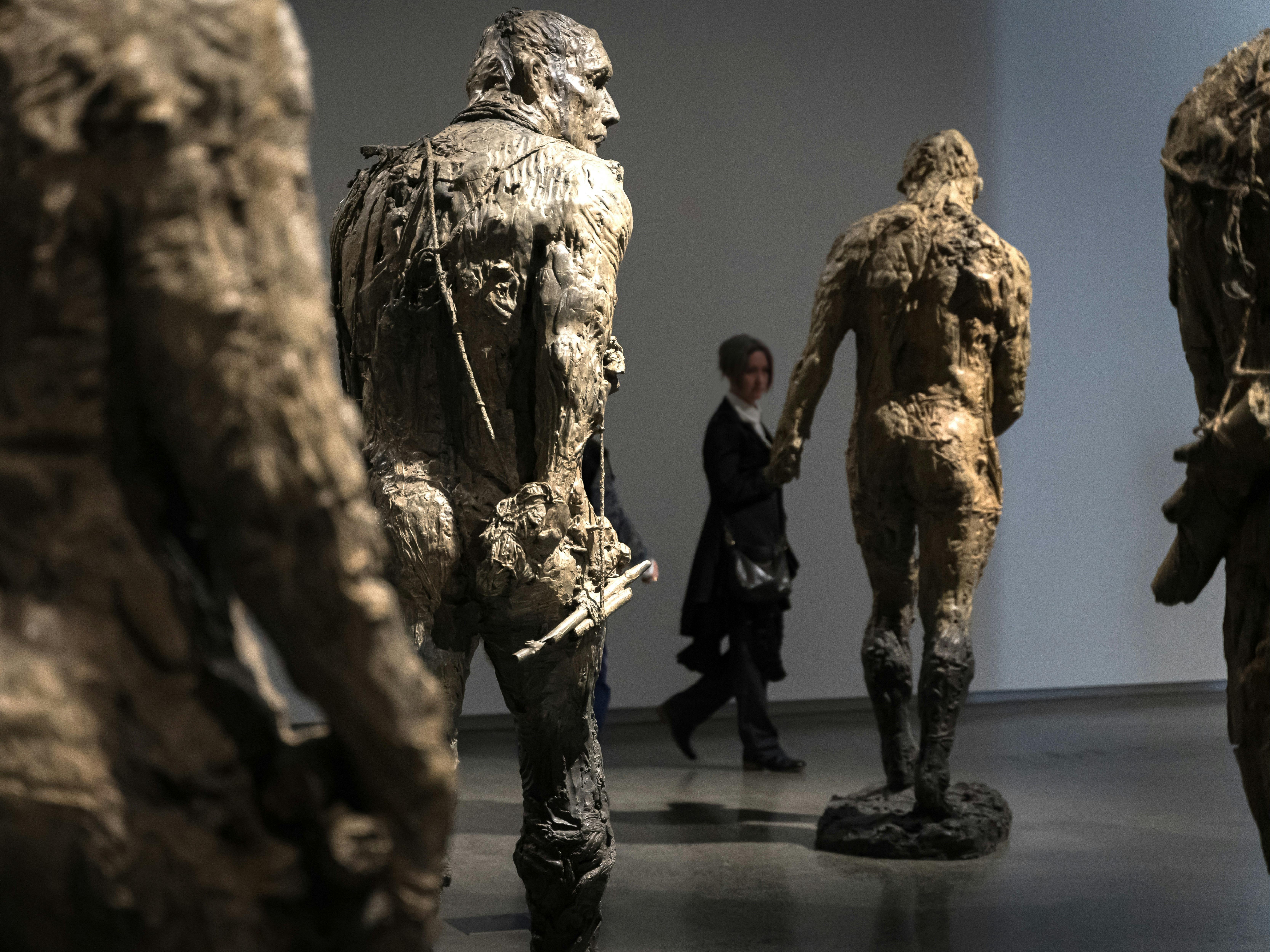 Laurence Edwards, Walking men, 2018-2022, bronze.