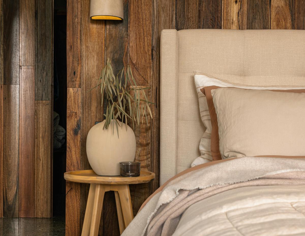 Luxury linen, King bed, natural timber. Relaxing space for your romantic  escape in the Yarra Valley