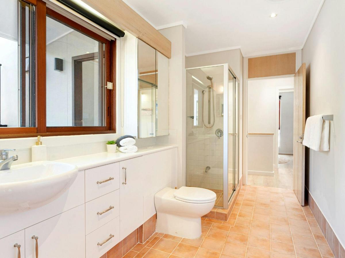 Island Oasis | Bathroom | Bodywash | Shampoo | Conditioner | Hairdryer &amp; straightener | Ceiling 