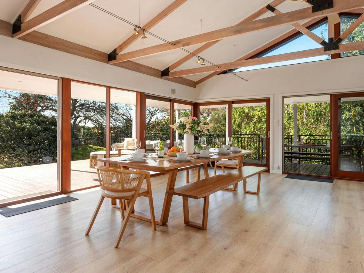 Island Oasis | Dining room | Balconies | Fireplace | Ducted air conditioning | Ceiling fans