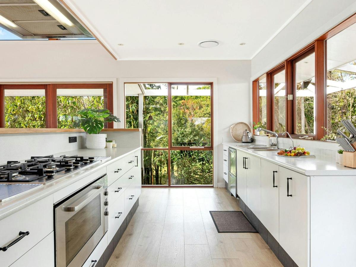 Island Oasis | Chef's kitchen | Oven | Gas cooktop | Dishwasher | Ducted air conditioning | Cei