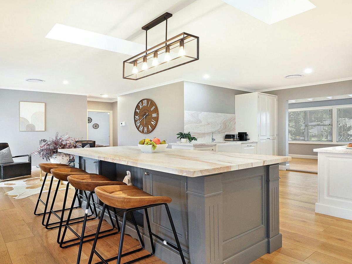 Curra Nadie Ranch | Kitchen with sitting nook | Breakfast seating | Refrigerator | Dishwasher | Coff