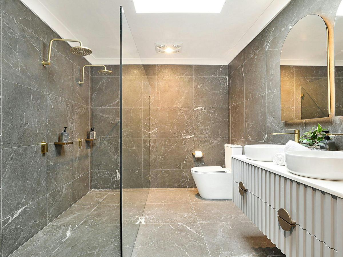 Curra Nadie Ranch | Bedroom 1 Ensuite with double shower  | Hairdryer