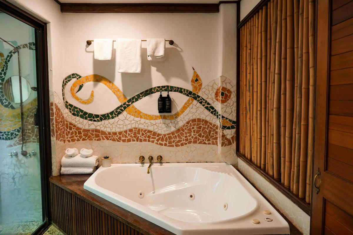 Indoor spa bath - The Garden Burees - Balinese Bungalows