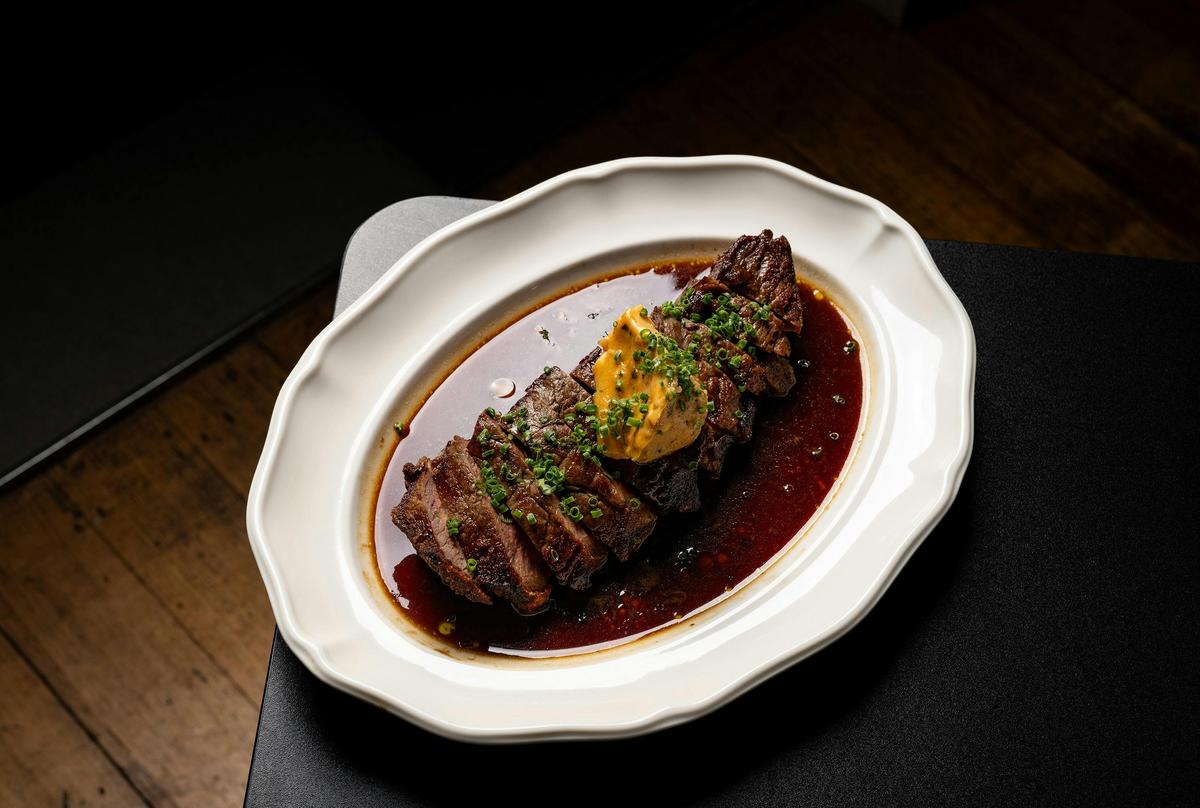 400g Steak with Red Wine Sauce and Nuzza Butter