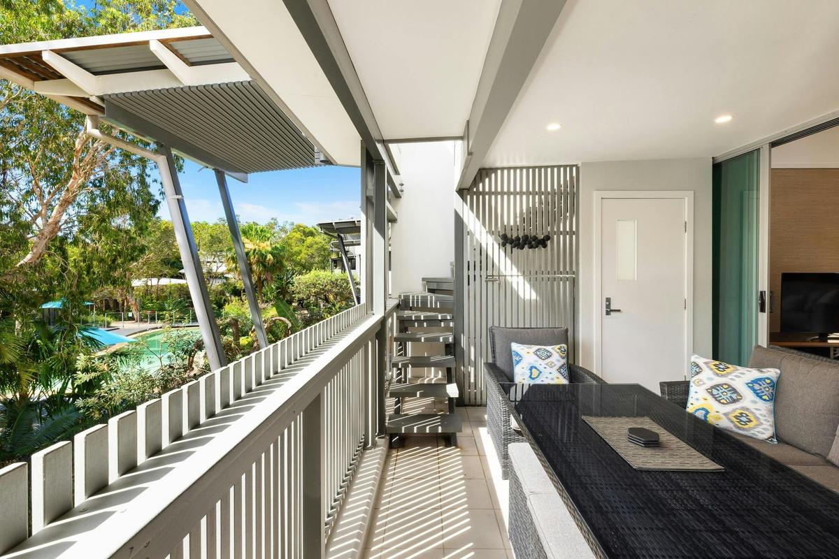 East on Byron - Poolview Terrace Apartment
