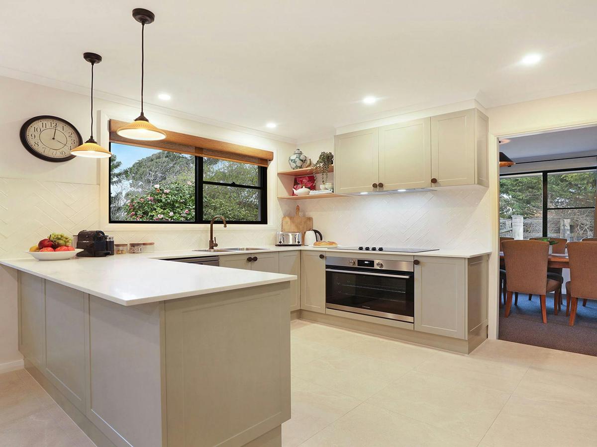Mirambeena | Chef's kitchen | Dishwasher | Coffee pod machine | Electric stove top and oven | D