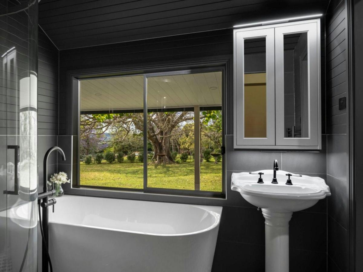 Jasper Valley House | Ensuite bathroom | Bathtub | Shower | Basin | Mirrored cabinet | Shampoo | Con
