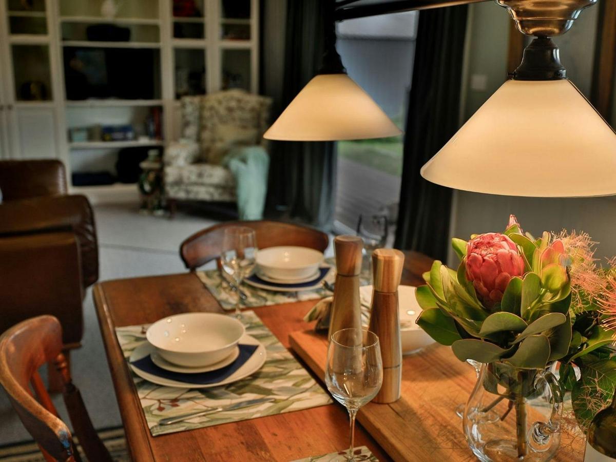 Jasper Valley House | Dining room | Couch and armchair | Smart TV | WiFi | Bluetooth speaker | Books