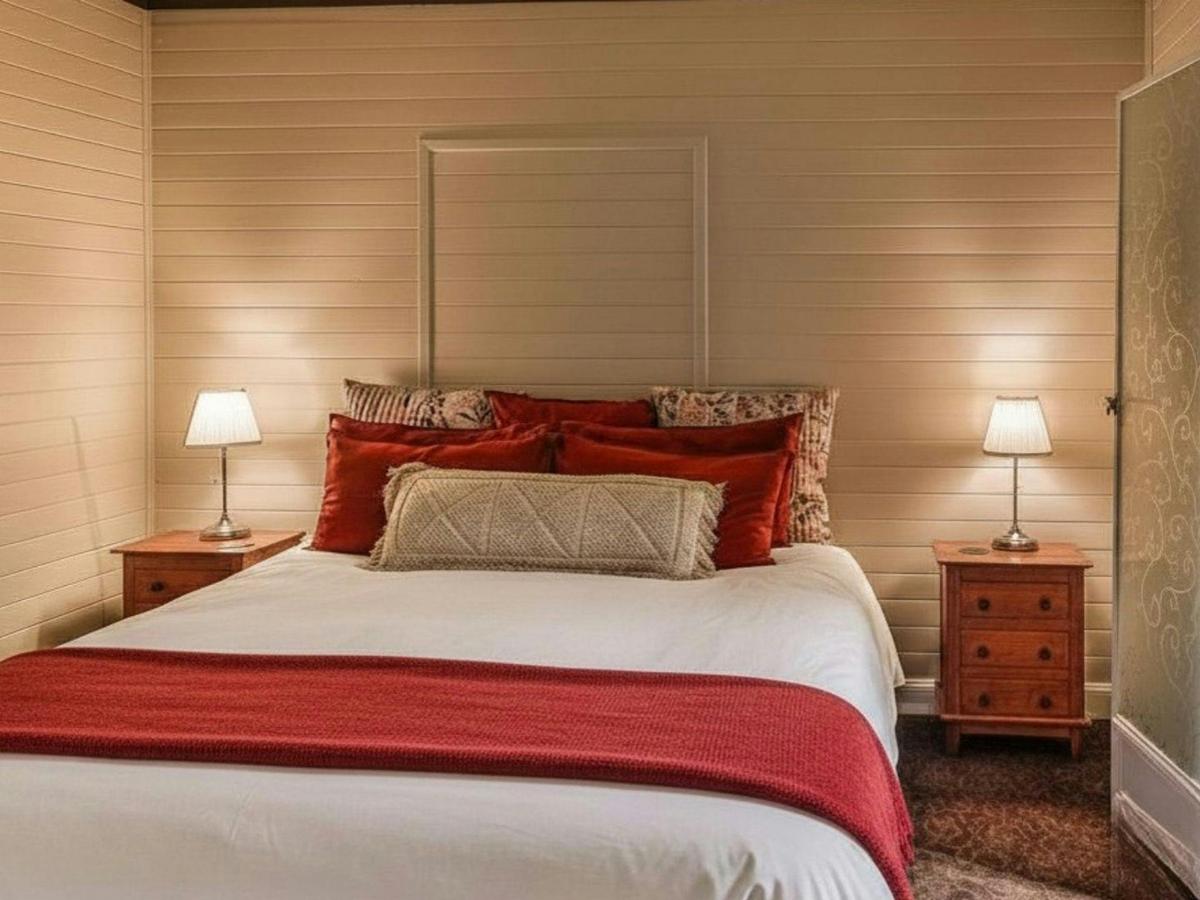 Jasper Valley House | Bedroom 1 | King | Ducted air conditioning | Ceiling fan | Linen included | Tr