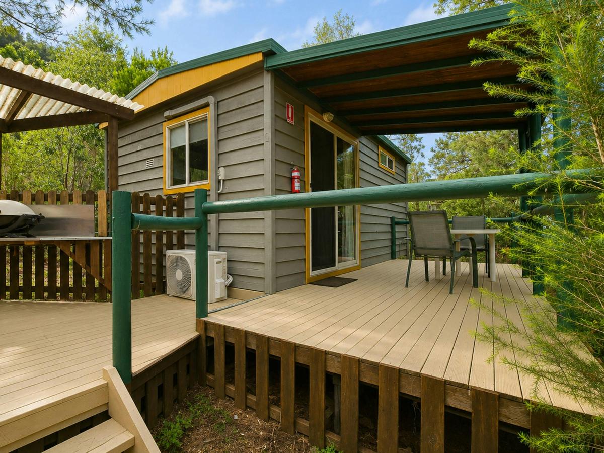 Cedar Bush Cabins with outdoor dining and BBQ facilities