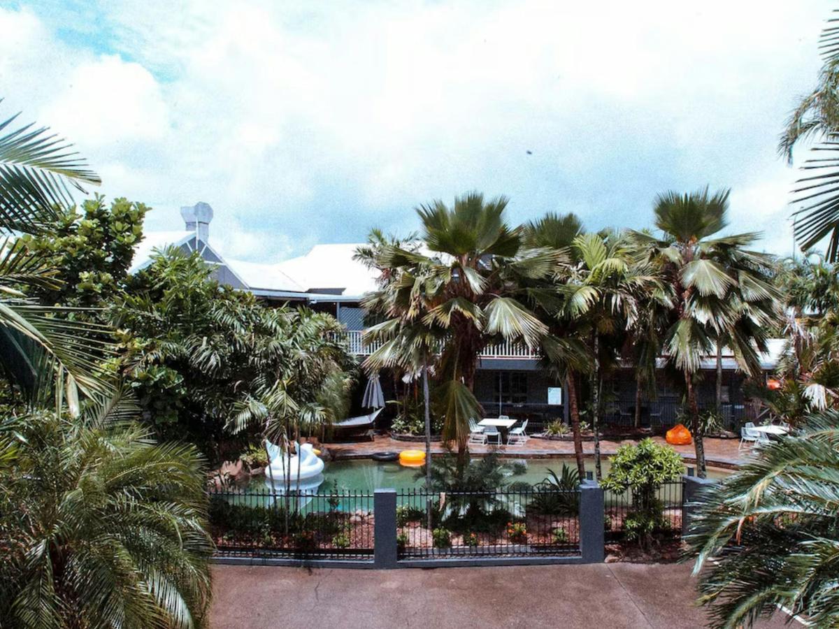 Exterior and Swimming Pool at Motel Nomad