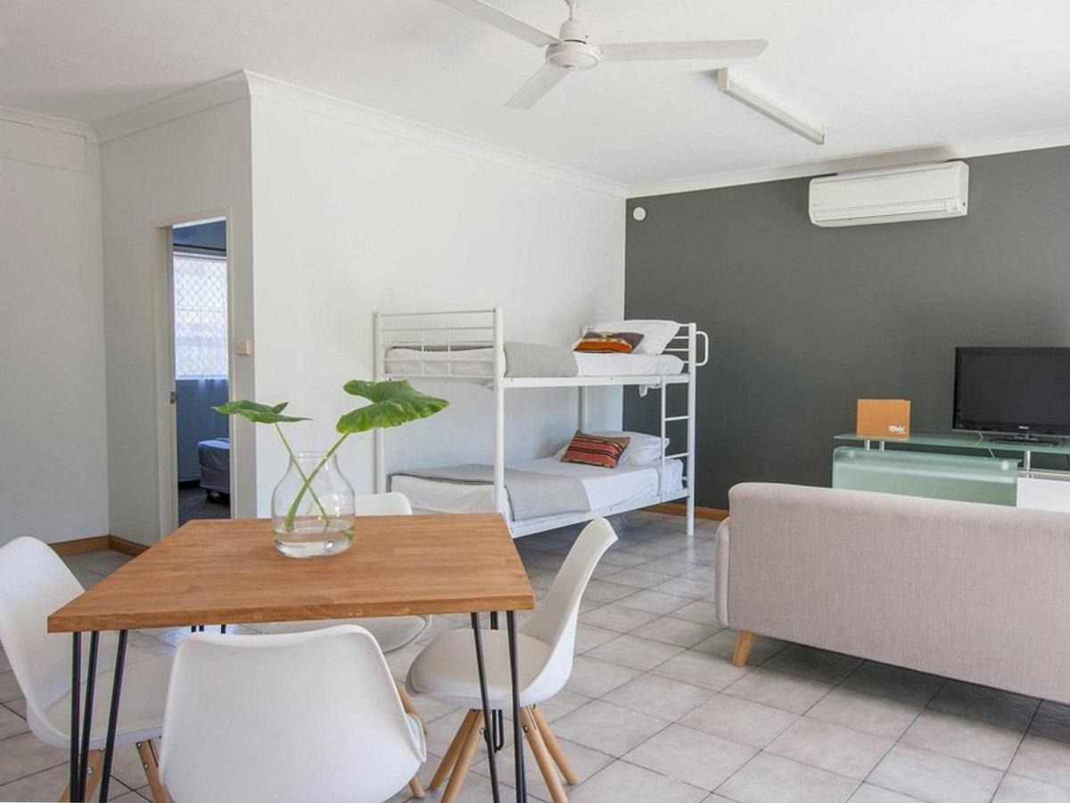 One-Bedroom Apartment Lounge and Dining Area at Motel Nomad