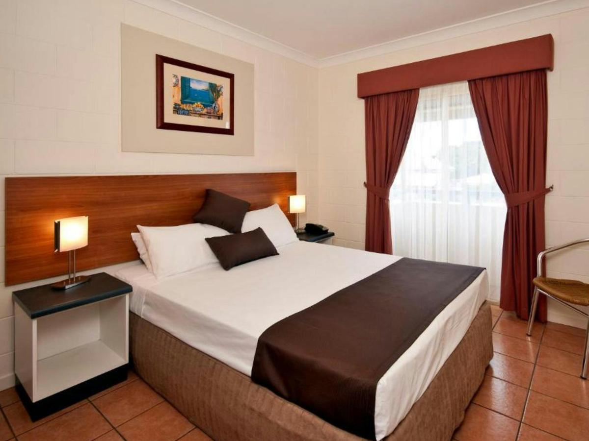 Budget Room with Queen Bed at K2 Queen's Court