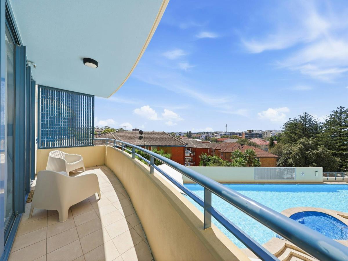 Balcony with outdoor seating