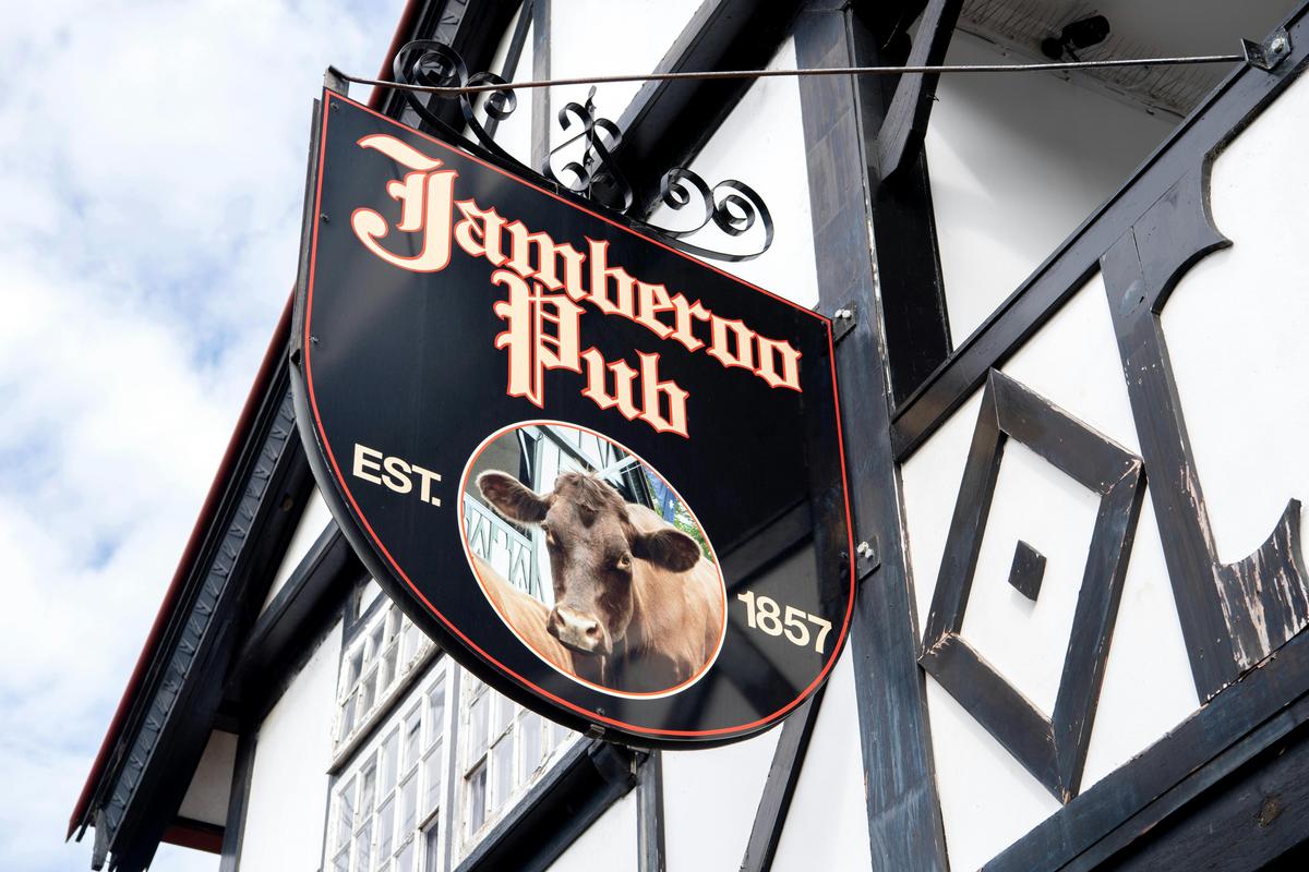 Jamberoo Pub Sign Exterior Front