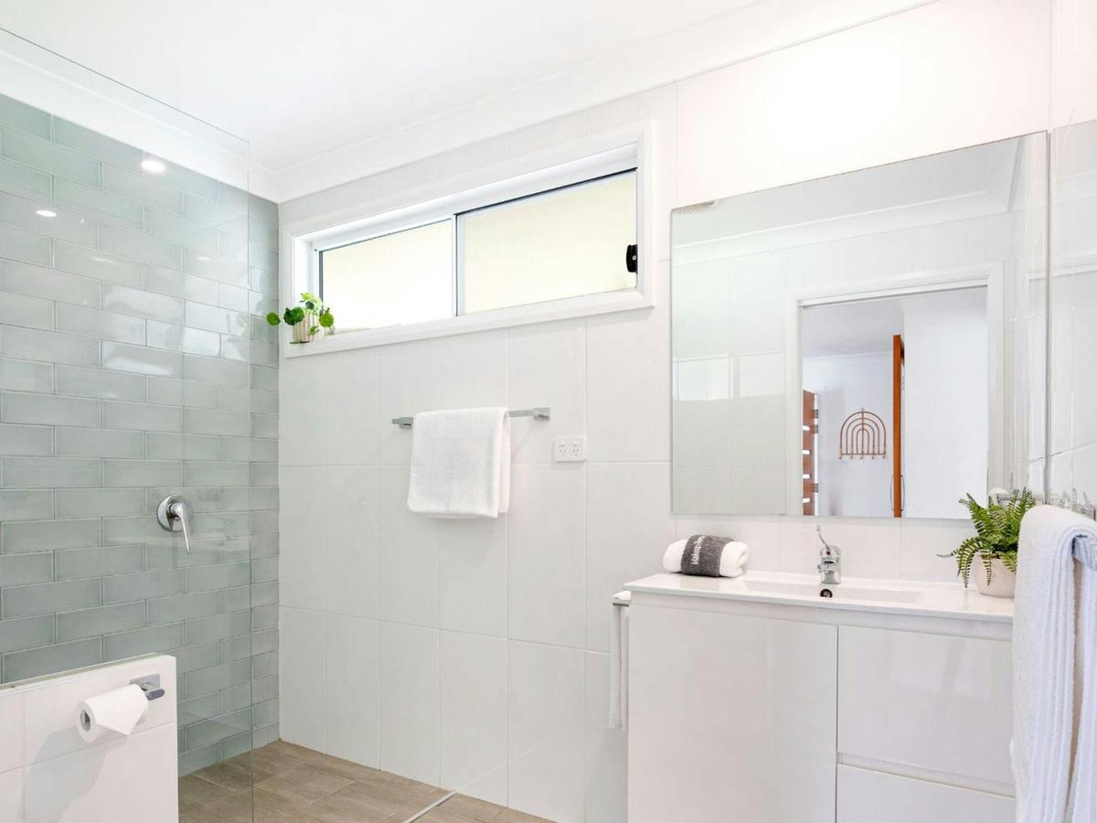 Periwinkle | Bathroom | Shower | Vanity | Toilet | Hairdryer