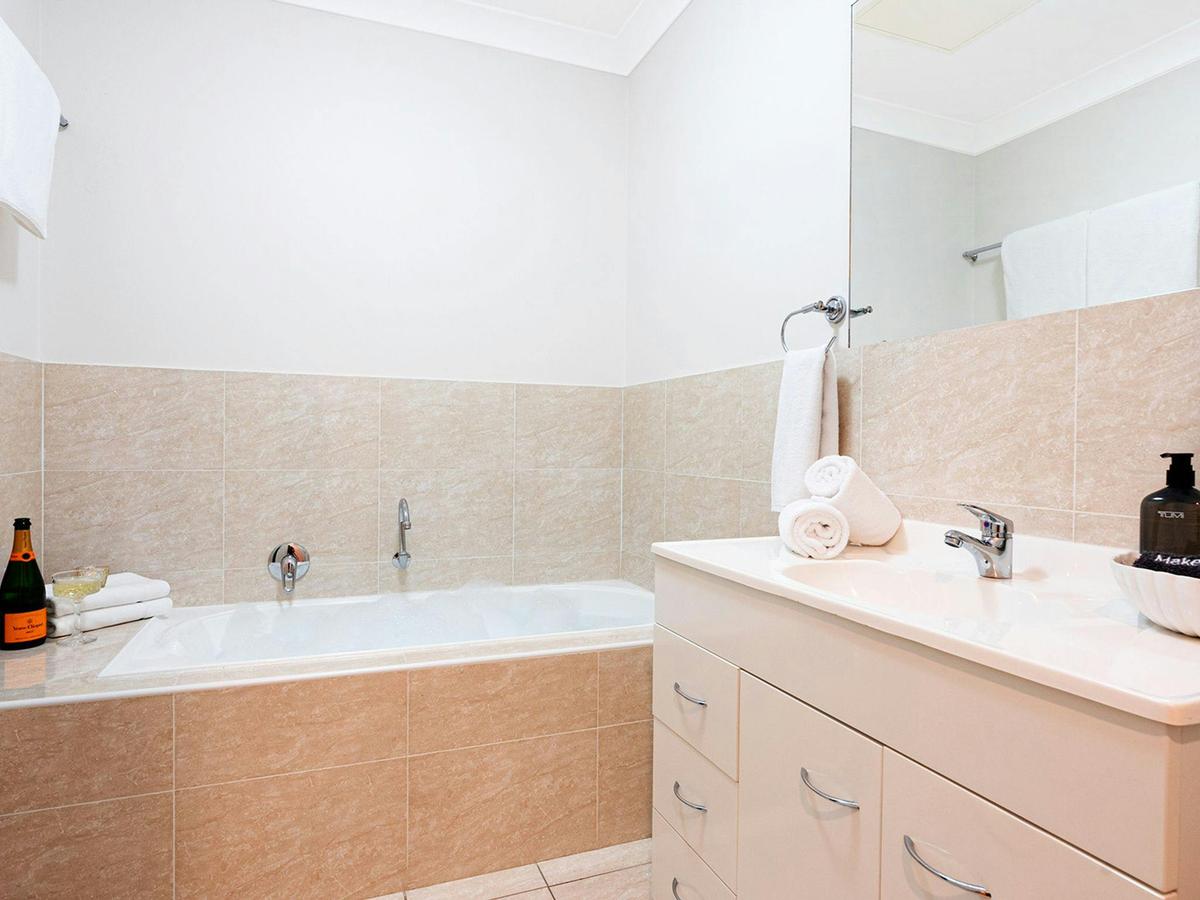 Kiama Central Townhouse | Main bathroom with shower and bath (downstairs)  | Linen Included (BYO Bea