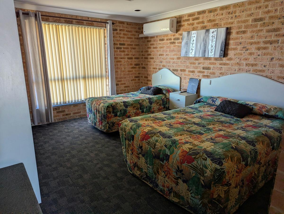 deluxe 2 bedroom family room with a spa