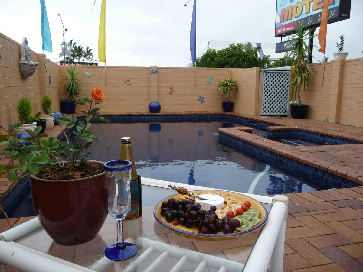 Outdoor Pool, Spa & BBQ Area