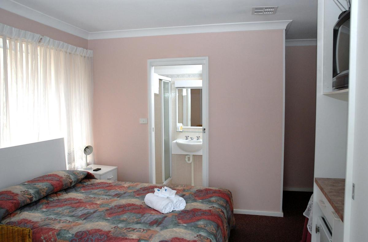 Queen room connecting to adjoining room