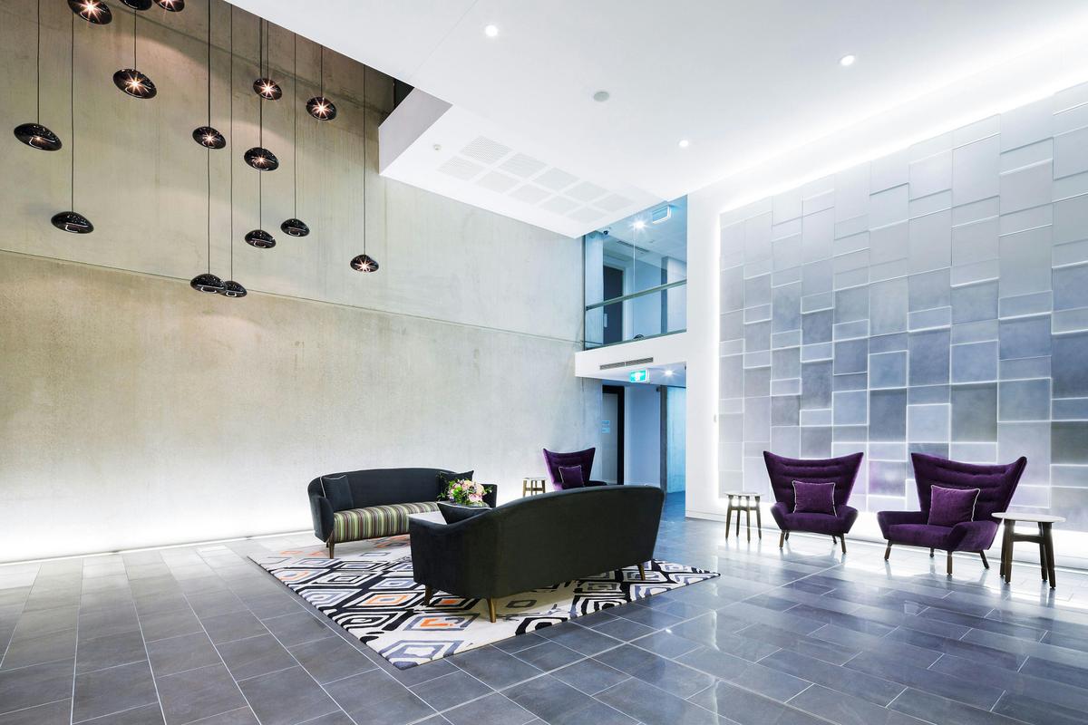 Avenue Hotel Canberra foyer