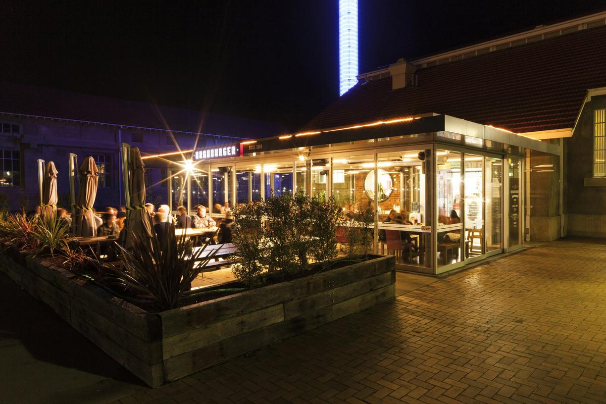 Brodburger at night