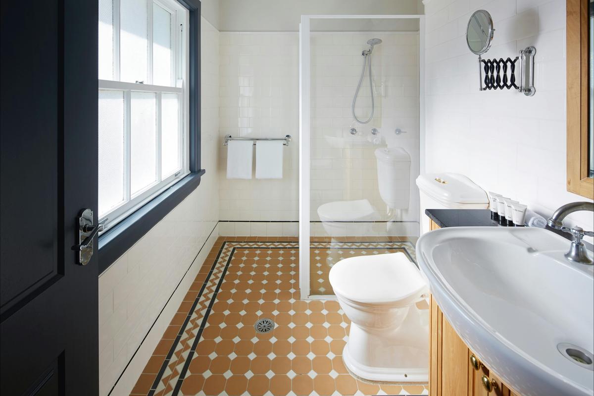 Brassey Hotel Bathroom
