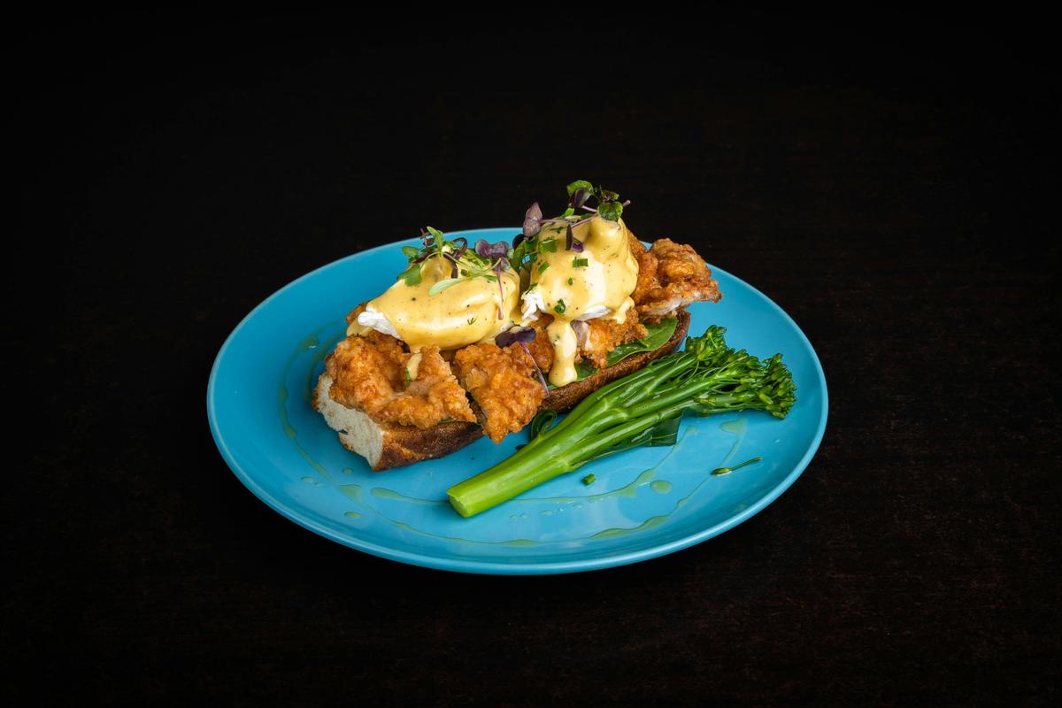 Crispy chicken eggs benny