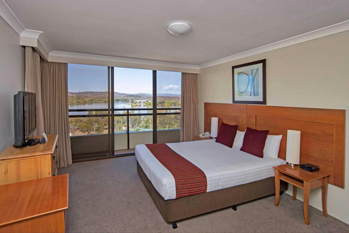 2 Bedroom Apartment Lake Side