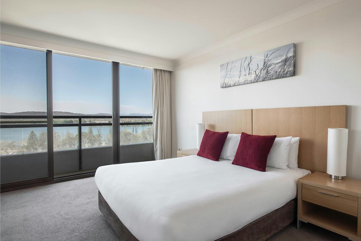 BreakFree Capital Tower - 2 Bedroom Apartment Lake Side
